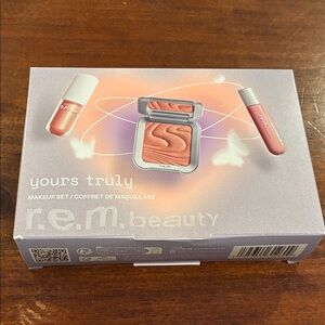R.E.M beauty Yours Truly Makeup Set